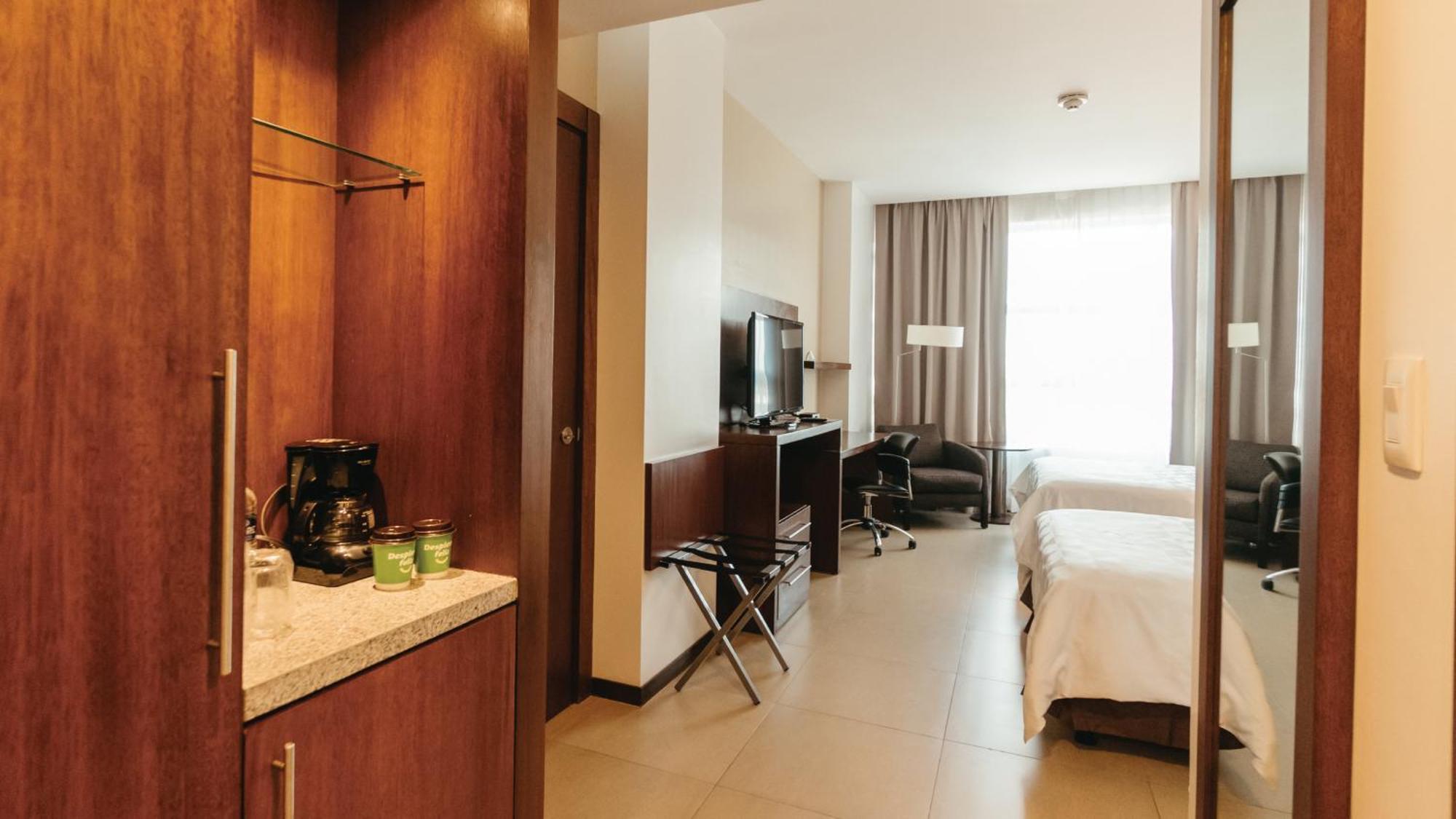 Hotel Airport By Ihg 5*